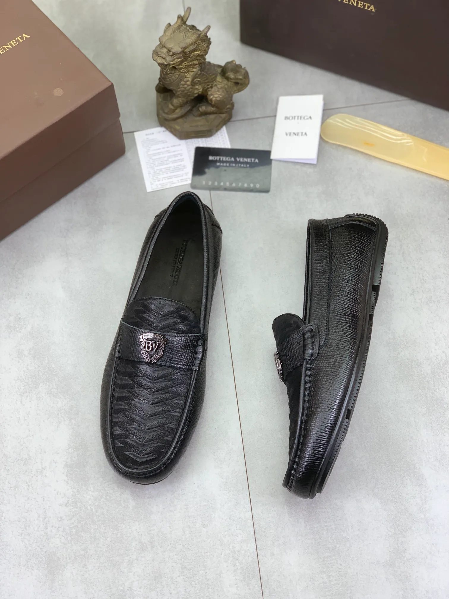 Men's shoes 💰P420 [New model] Water-dyed Niuli 💰High-quality business beanie shoes 💎💎💎 BOTTEGA VENETA official website synchronizes the latest top version of BV in the market, accepts material comparison, shoe type comparison, process comparison, practical and texture, versatile, suitable for any occasion, the more you look at it, the more it tastes. Pure hand-woven craftsmanship - Upper material, hand-woven calfskin imported from Italy 🇮🇹 - High-quality water-dyed cowhide lining - Original private model customized outsole -Size: 39-44 (38 45 can be customized) Color: black optional
